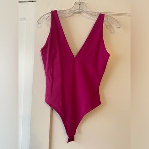 Aritzia - CONTOUR V-NECK BODYSUIT - Medium